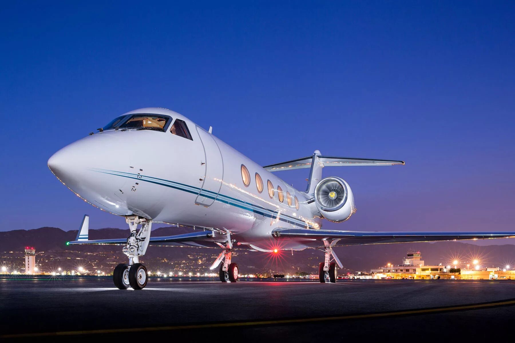 Чартер бот ай. Gulfstream IV-SP. Gulfstream g550 2021. Gulfstream giv-SP. Бизнес Джет Гольфстрим.