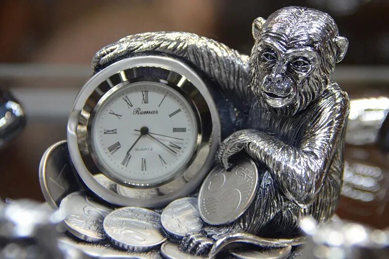 Час обезьяны. Часы мартышки. Обезьяна с часами. Часы мартышки. Обезьяна с часами.