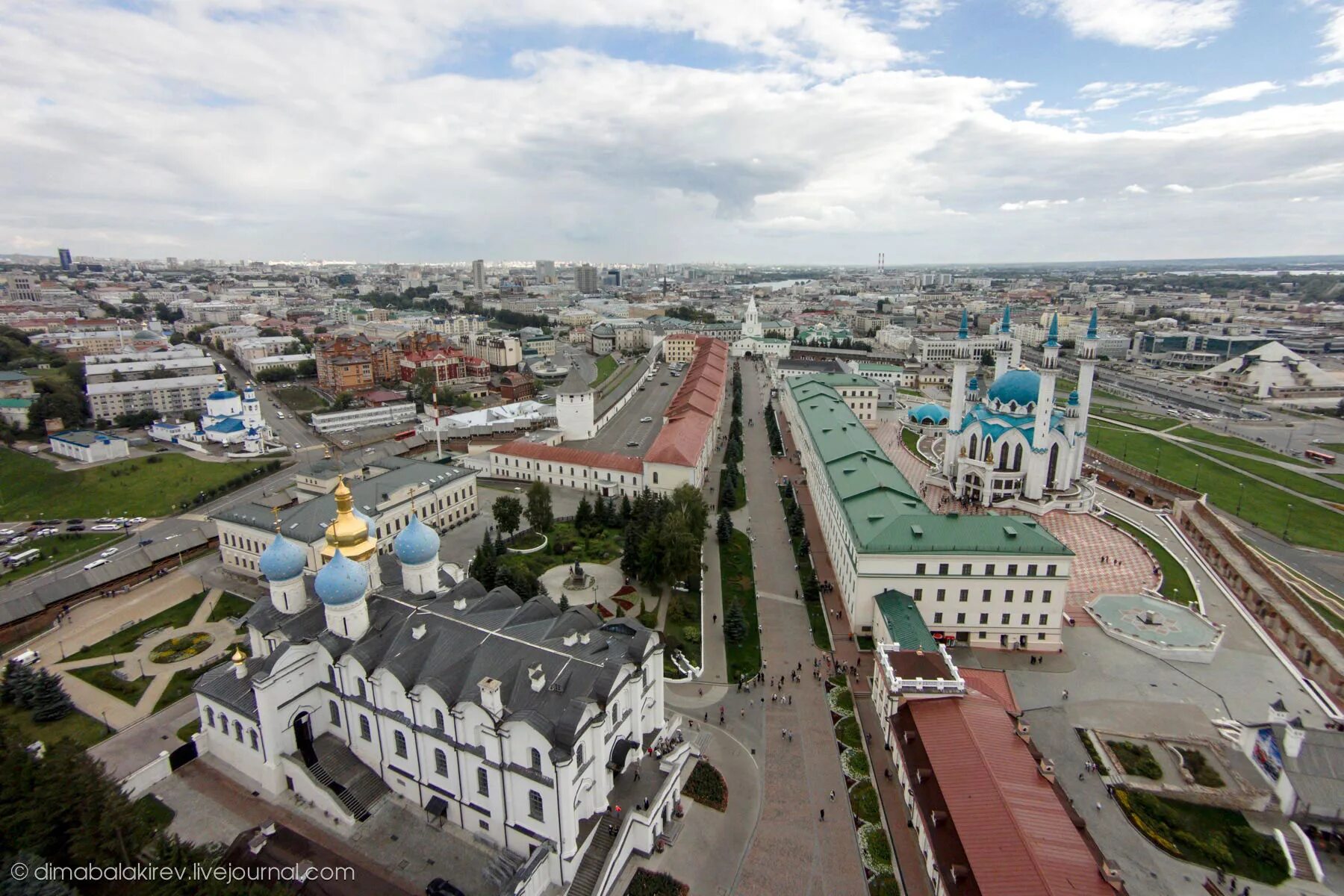 Какой сегодня в казани. Казанский Кремль Казань. Территория Кремля Казань. Казань Кремль сверху. Казанский Кремль с высоты птичьего полета.