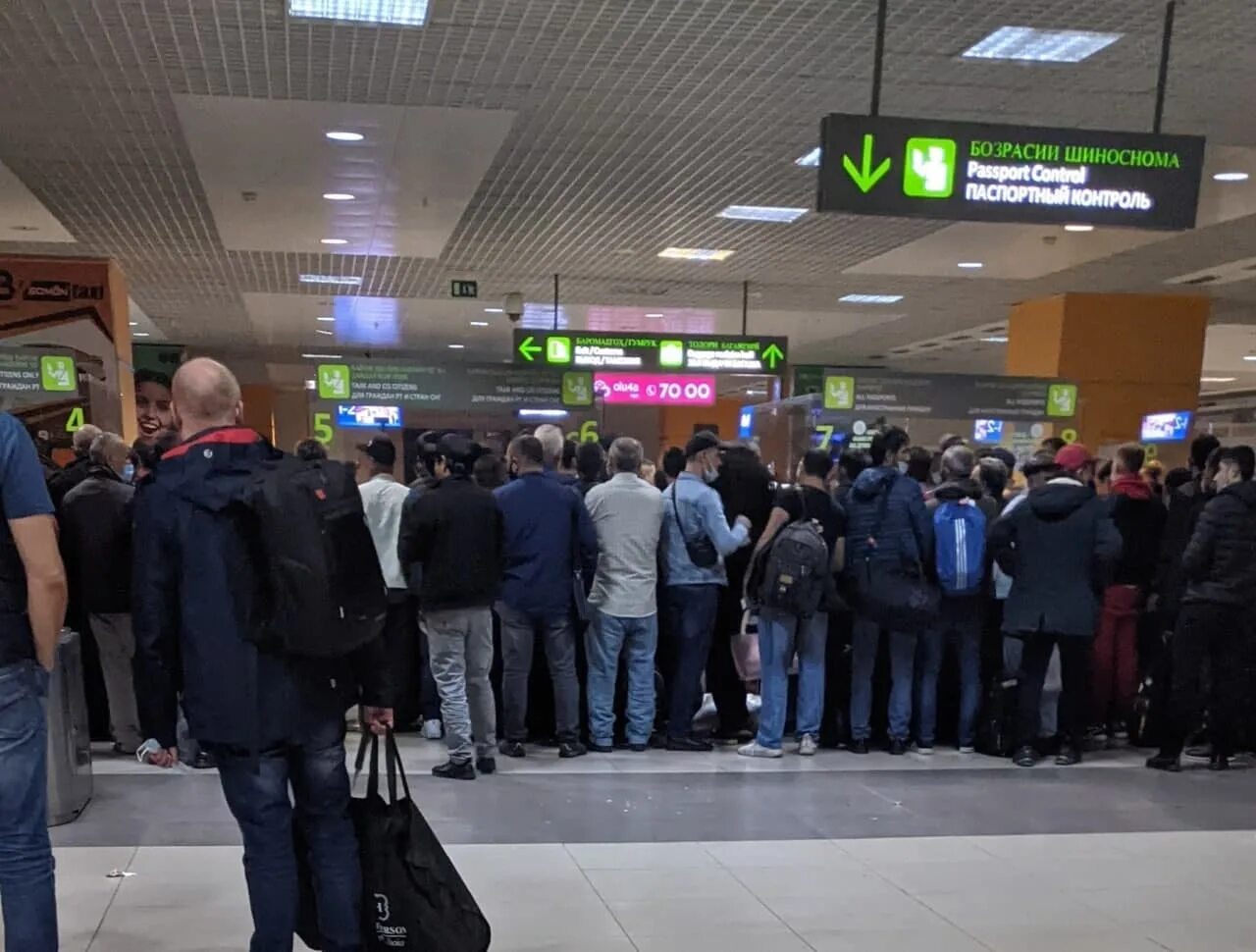 Таджики в аэропорту москвы. Аэропорт Душанбе. Аэропорт Душанбе внутри. Душанбе аэропорт новый. Аэропорт Душанбе 2023.