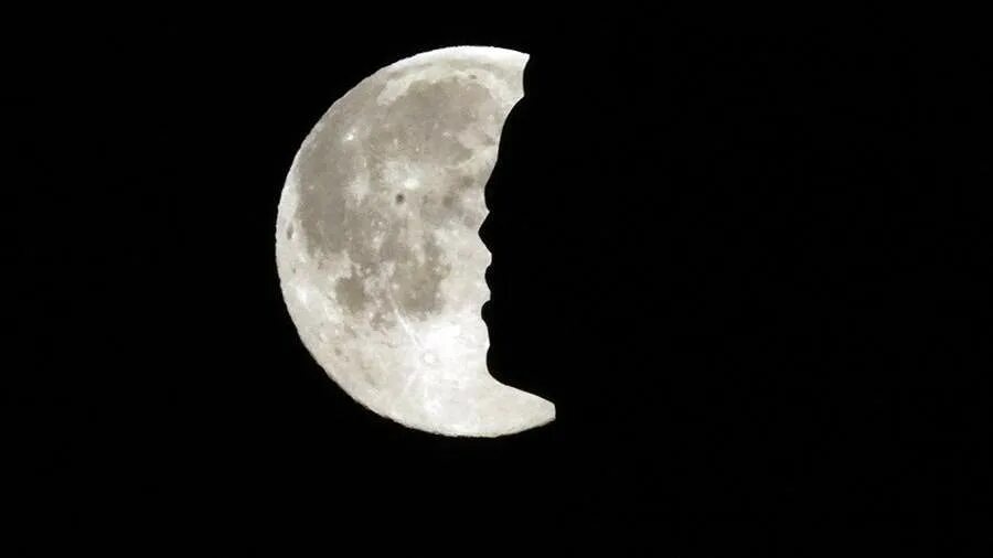 луна на голубом небе. луна фон. выпала луна. клубничная луна 2023. выпала луна.