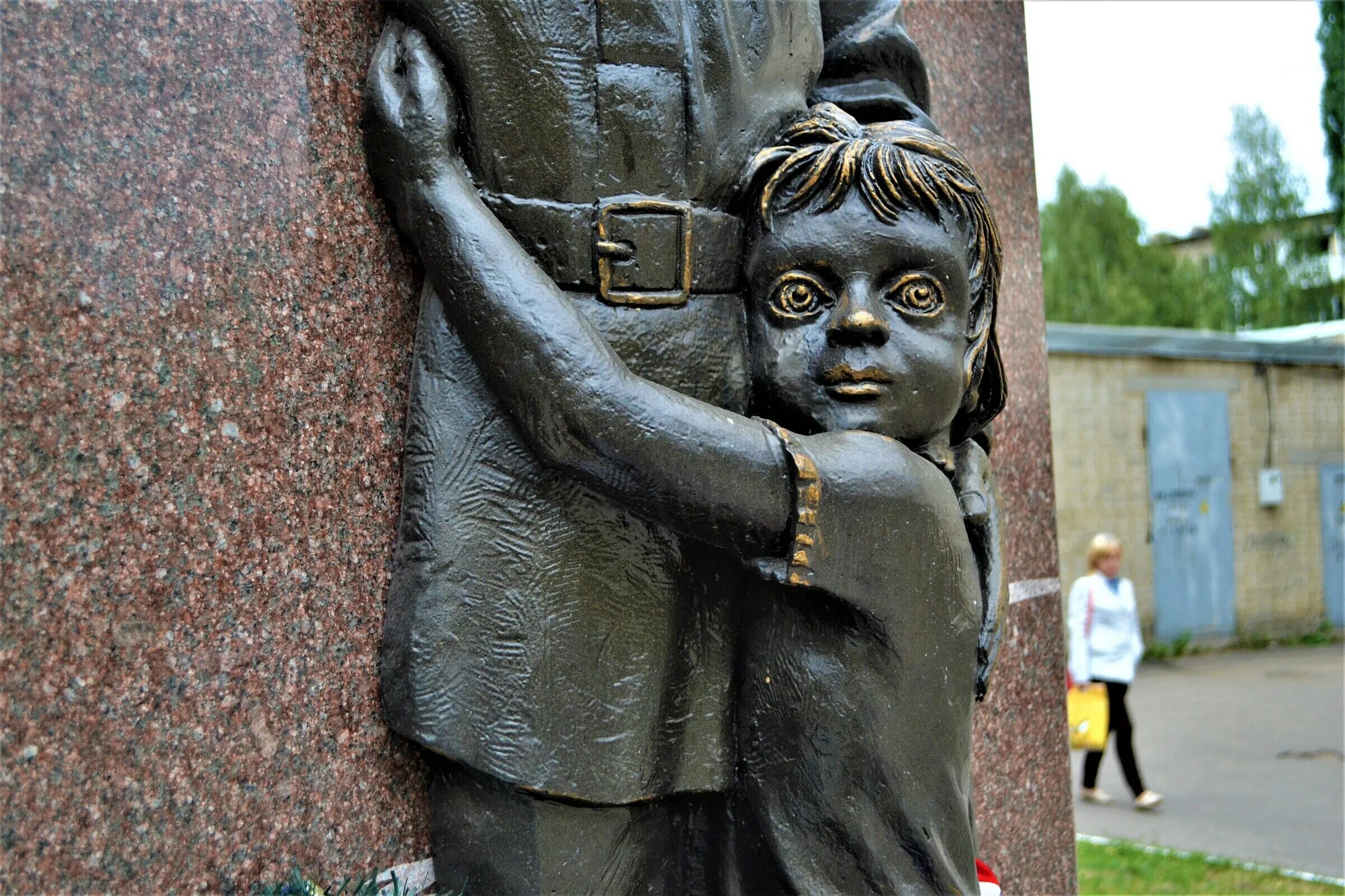 В каком городе памятник детям. Памятник детям войны саратов. памятники детям войны в россии. памятник посвященный детям войны. мемориал детям войны.