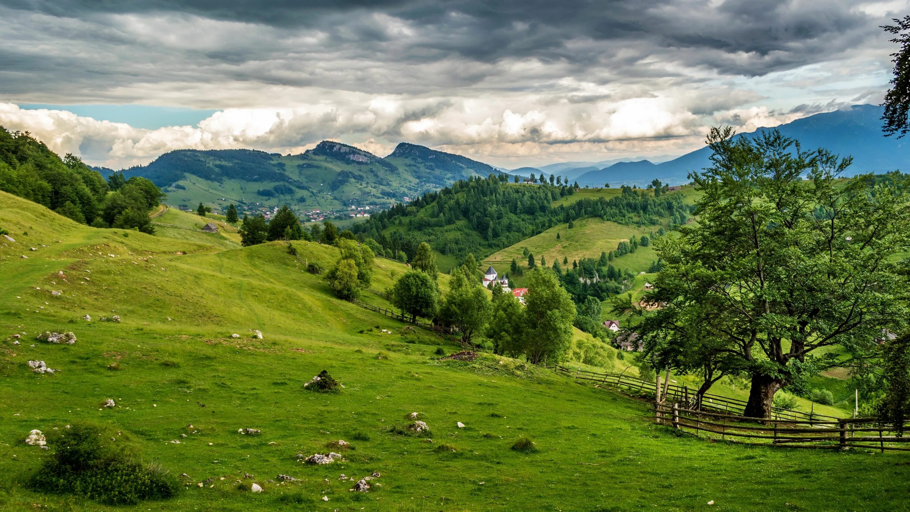 4 холма. Румыния Альпийские Луга. Нижнедунайская равнина Румыния. Альпийские Луга Швейцария. Молдова Карпаты горы деревня.
