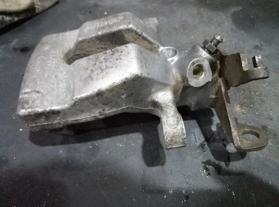 Задний тормозной суппорт меган 2. Задний суппорт рено меган 2. Задний суппорт рено меган 2. Суппорт тормозной рено меган 1. Суппорт тормозной передний рено меган 2.