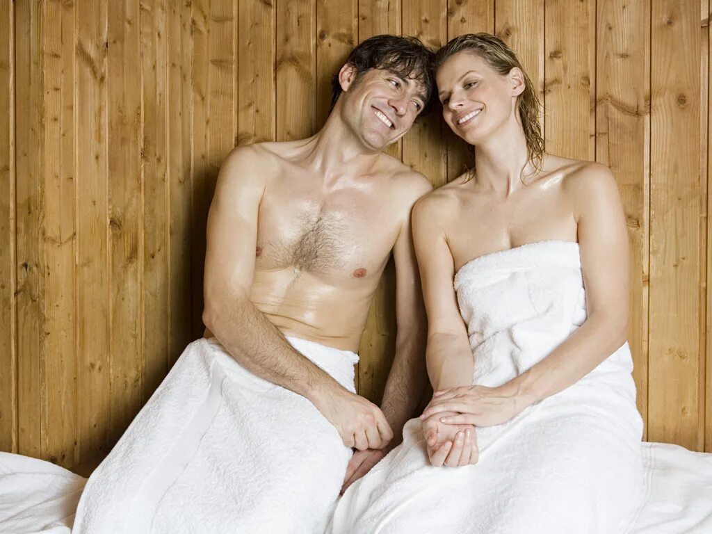 семейная пара в сауне. семья в бане. пара в сауне. семья в бане. семейный поход в баню.