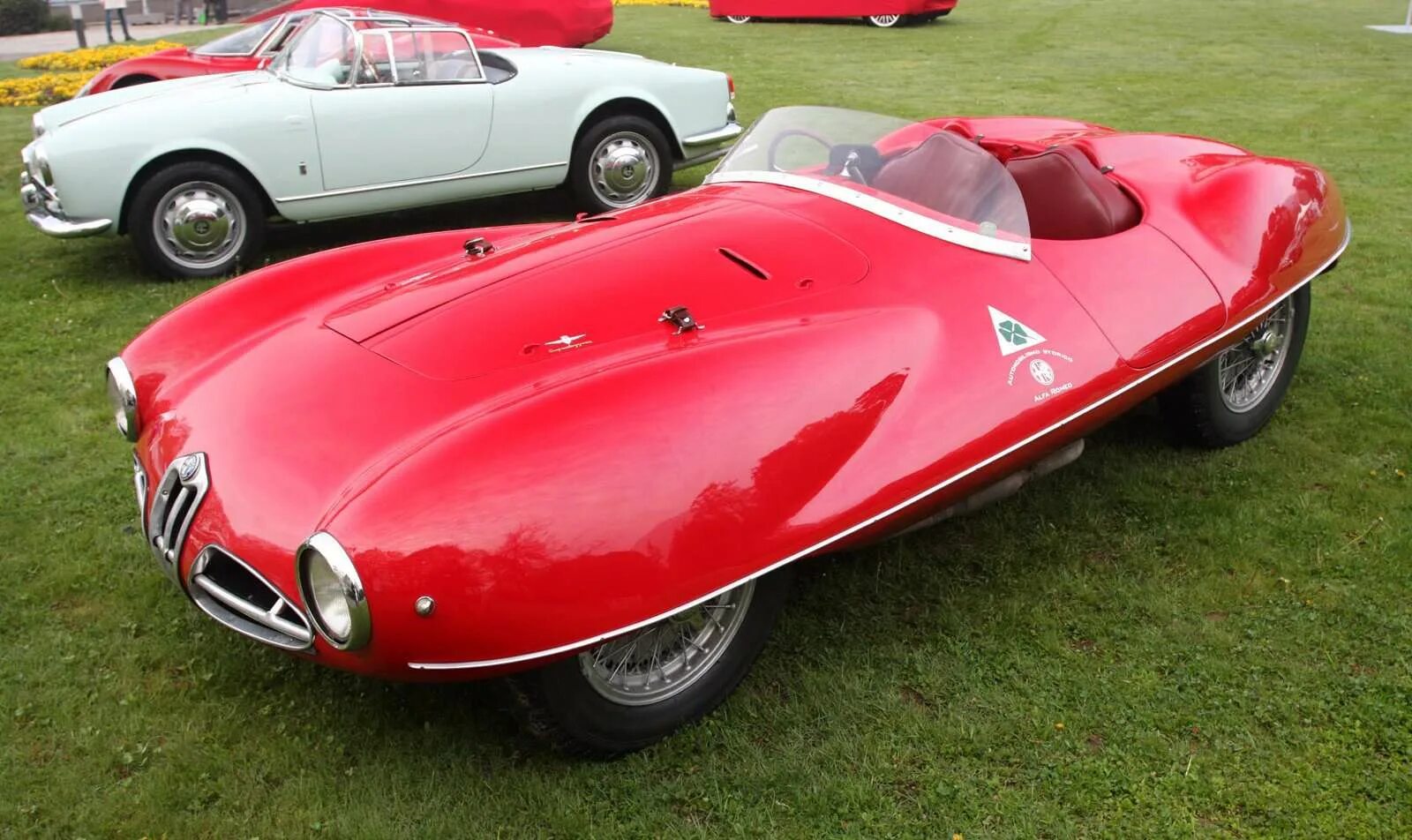 Alfa romeo giulia black. Альфа ромео летающая тарелка. Красная банковская карта. Alfa only что это. Порше и альфа ромео.