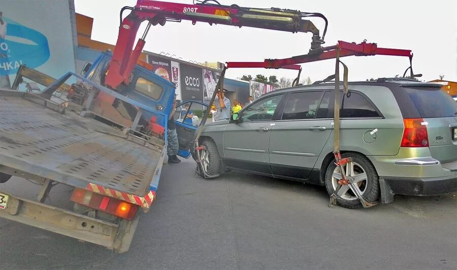Сколько стоит штрафстоянка в сутки. Сколько будет стоит штрафстоянка. Машина на парковке. Штрафстоянка расценки. Расценка штрафстоянки.