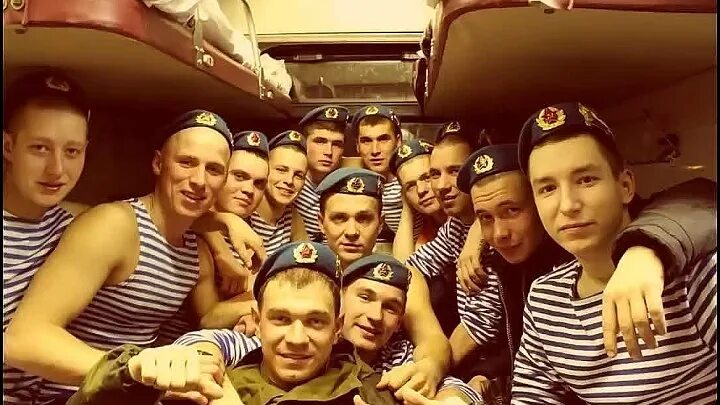 Дембеля на вокзале. Дембельский поезд дмб. Дембельский поезд картинки. Вагон с дембелями. Дембеля в поезде.