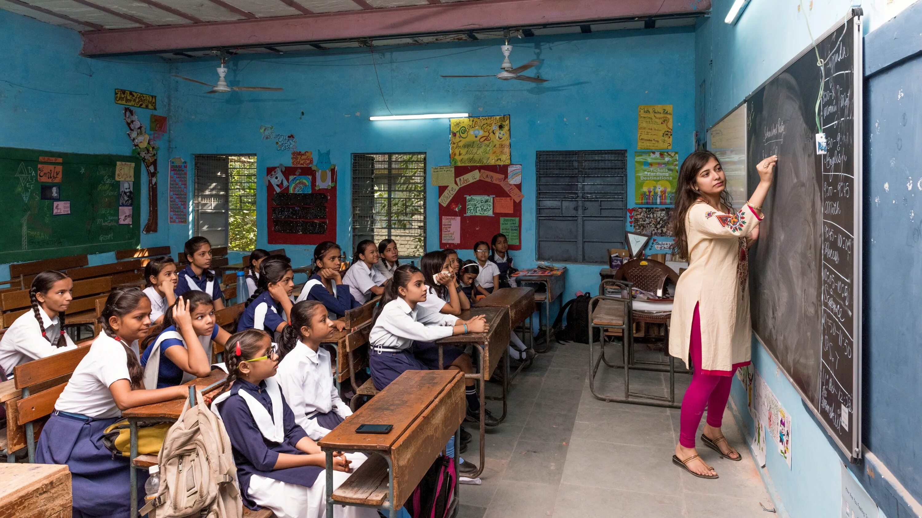 Worst in class. Indian school teachers. мангаиа школы и учителя. schools in indian villages. traditional classroom teaching.