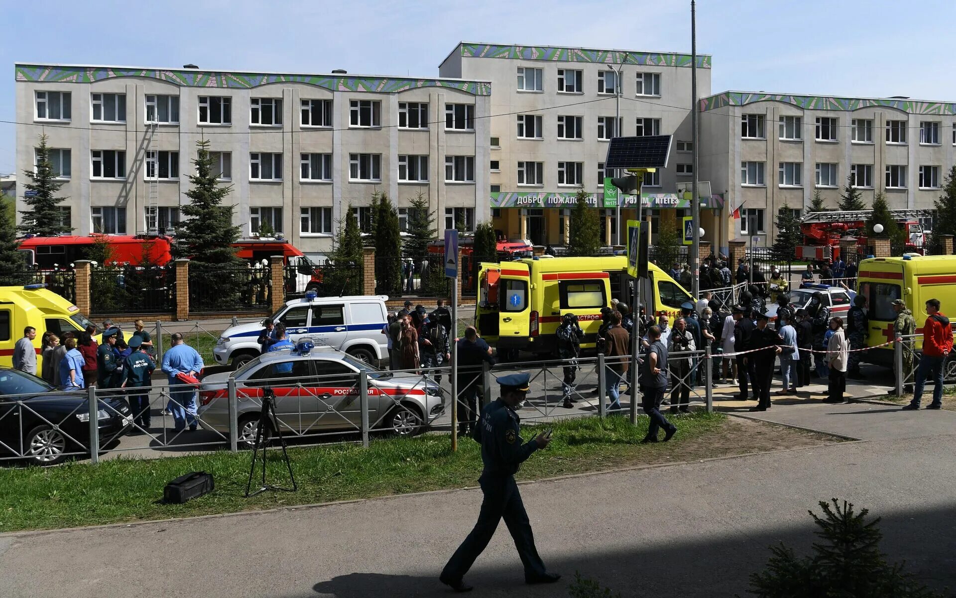 Казань 2021 стрельба в школе. Гимназия 175 казань стрельба. Стрельба в казанской школе 11 мая 2021. Казань стрельба в школе 11 мая 2021. Стрельба в школе сегодня.