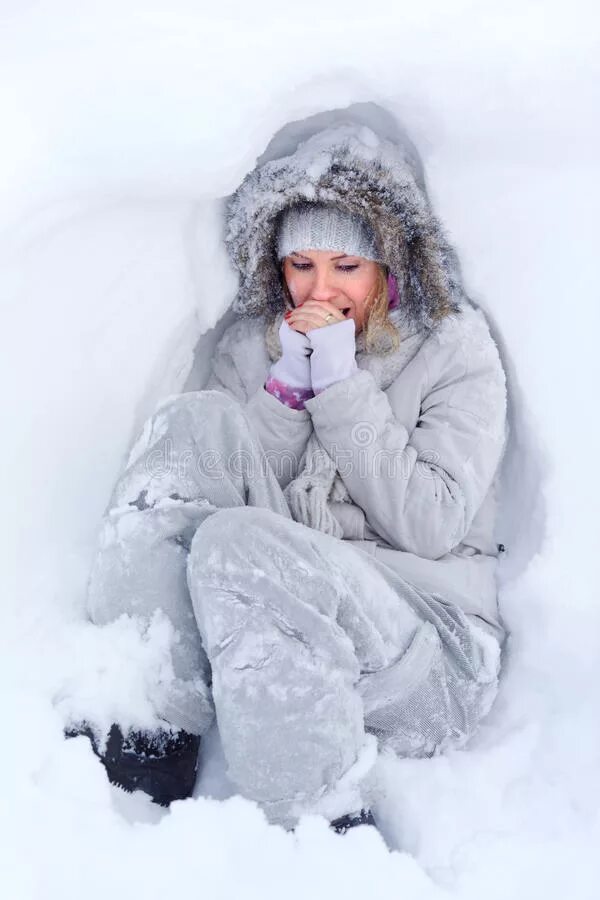Холодно. У девушки руки должны дрожать от цветов а не от нервов. Под дрожать. Под дрожать. Трясется от холода.