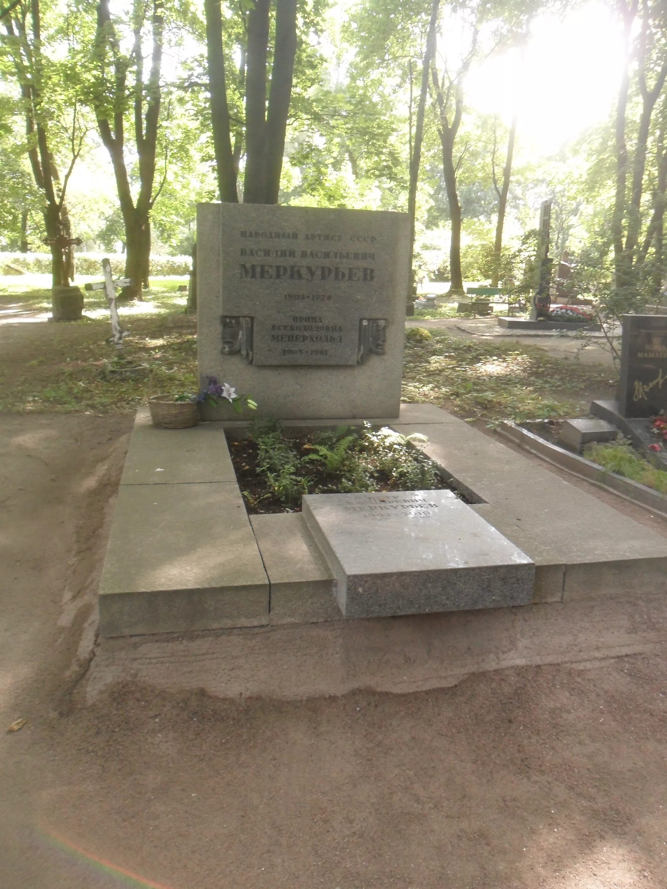 Где похоронен меркурьев. Могила меркурьева на литераторских мостках в санкт-петербурге. могила василия меркурьева.