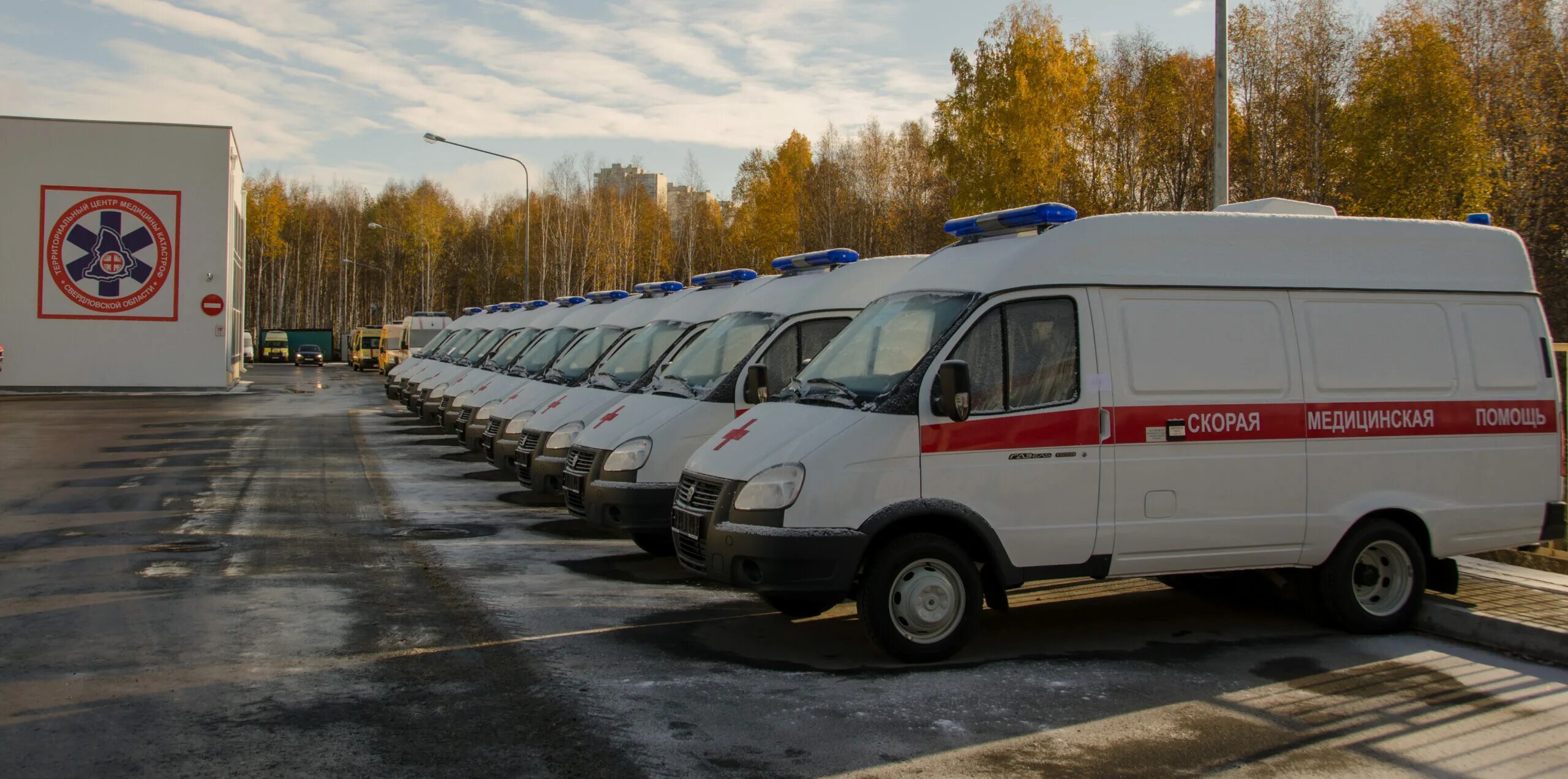 Станция скорой медицинской помощи Псков. Машины скорой помощи России. Стоянка скорой помощи. Стоянка машин скорой помощи.