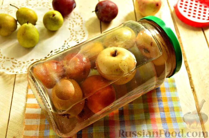 Компот из яблок в банках. Компот из яблок и груш сколько сахара. Груша в собственном соку. Компот из груш на зиму. Компот из груш.