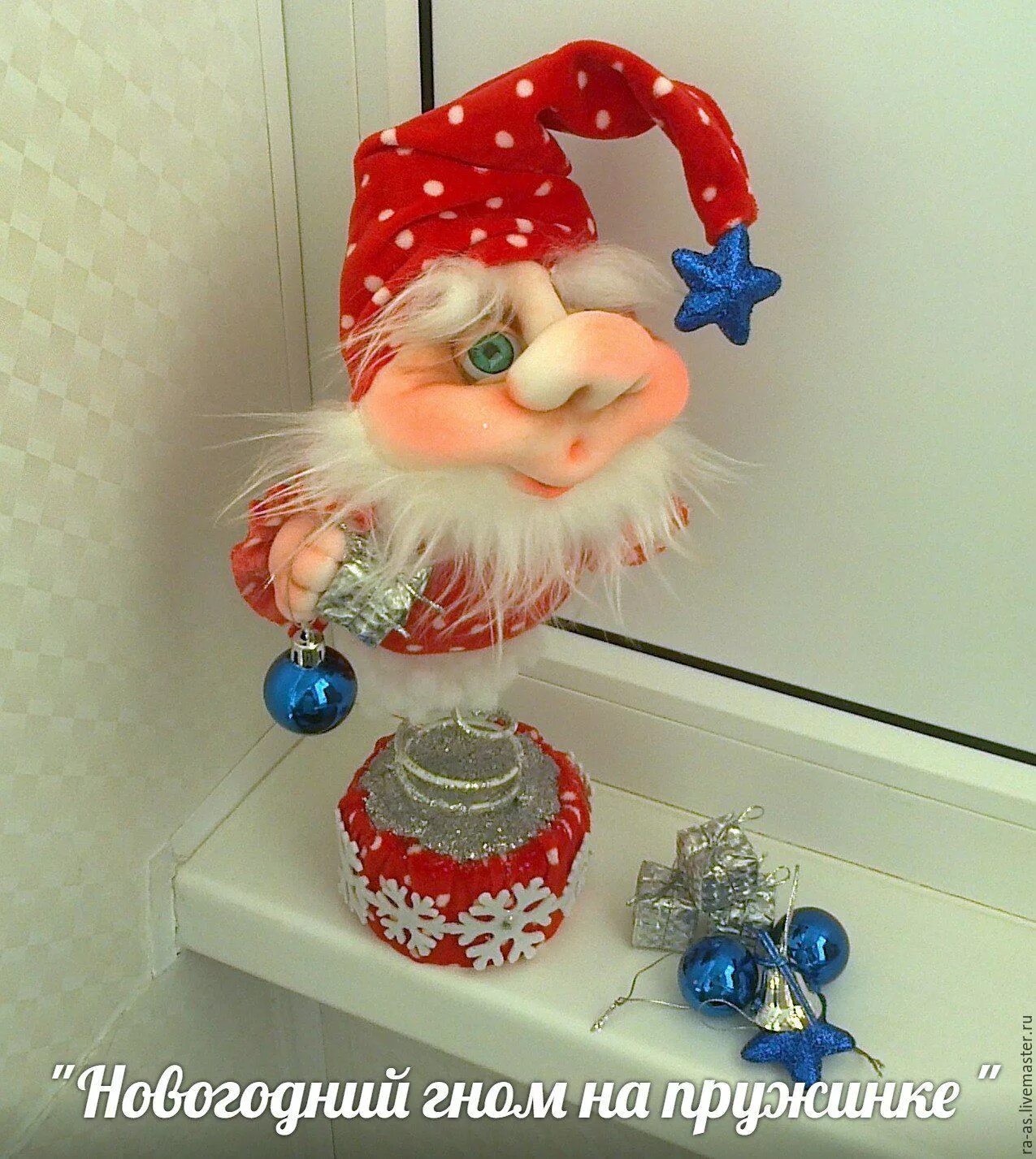 Куклы пружинки. Новогодние куклы в чулочной технике.. новогодние гномы. гномы из капрона новогодние. новогодние гномики из капрона.