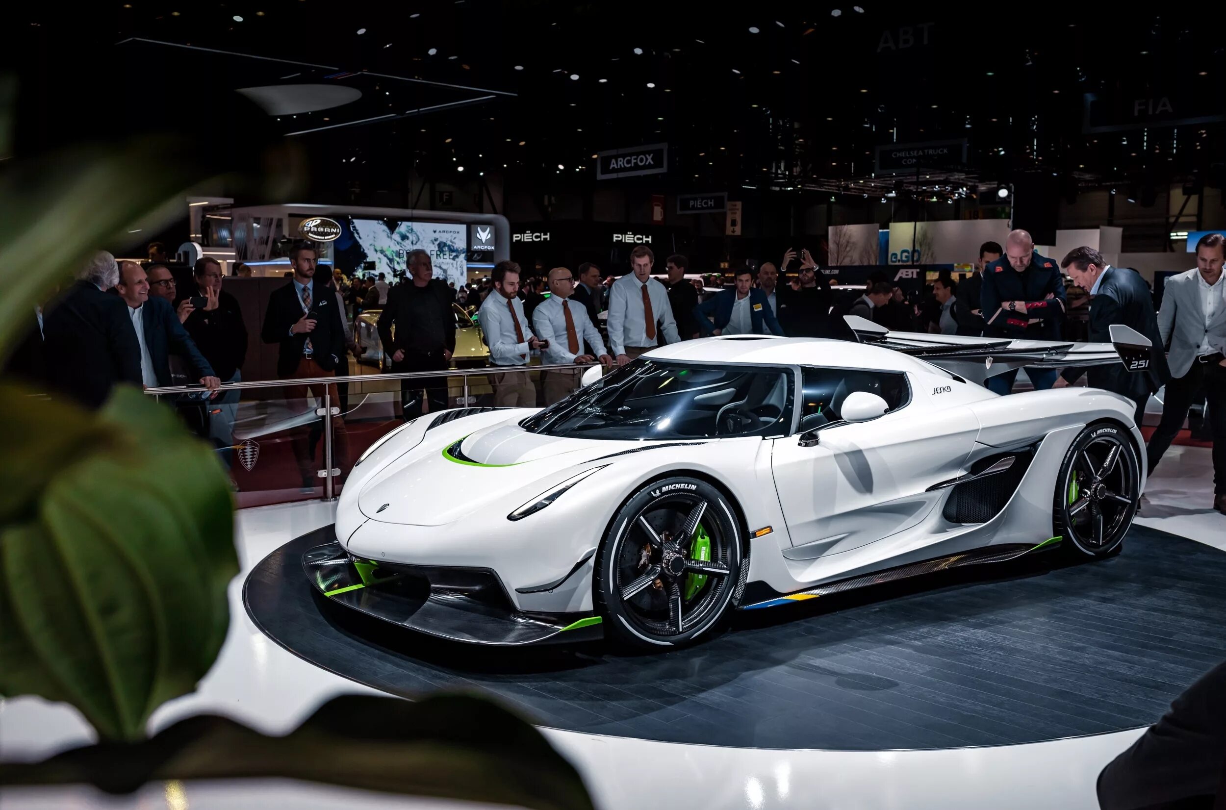 2800 машин за 20 дней. Кенигсегг Йеско. Гиперкар Koenigsegg Agera 2020. Koenigsegg Jesko. 2020 Koenigsegg Jesko.