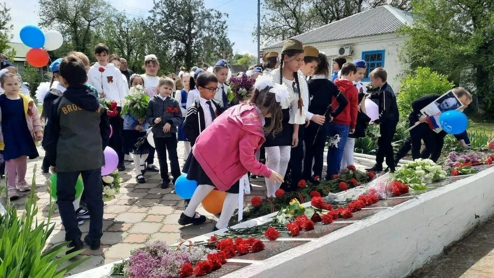 День памяти и скорби у обелиска. Митинг на день памяти и скорби 22 июня у обелиска. Обелиск памяти. Торжественный митинг посвященный Дню памяти и скорби. Астрахань у вас траур у нас праздник