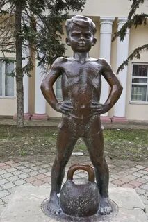 Статуя мальчика