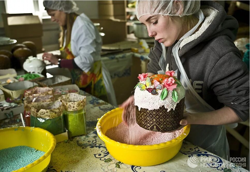 Пекут куличи. Кулич «Пасхальный». Пасха подготовка к празднику. Люди пекут куличи.