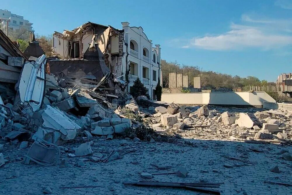 Новости г одессы. Разбомбили торговый центр в Одессе. Разбомбленный дом в Одессе. Разрушения в Одессе 2022. Разрушенный отель.