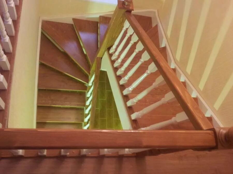 Забежная лестница на косоурах 180. Забежная лестница на 180 градусов. Лестница на тетиве с забежными ступенями на 180. Лестница на второй этаж с забежными ступенями. Поворотная лестница с забежными ступенями на 180 градусов.