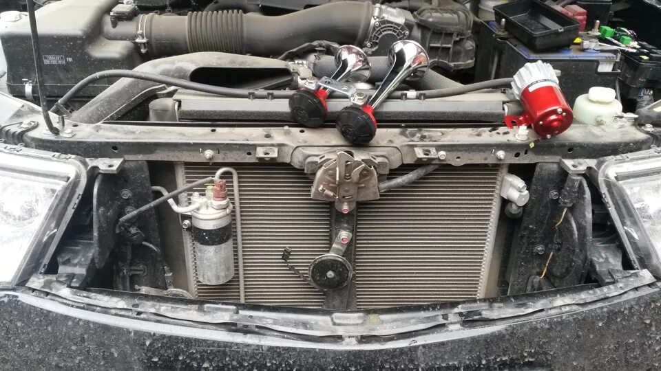 Клаксон сигнал паджеро 4. Воздушный сигнал на паджеро 4. Сигнал на mitsubishi pajero-sport 3. Штатное место установки сигнала в мицубиси паджеро спорт 2005 года. Сигналы на паджеро спорт.