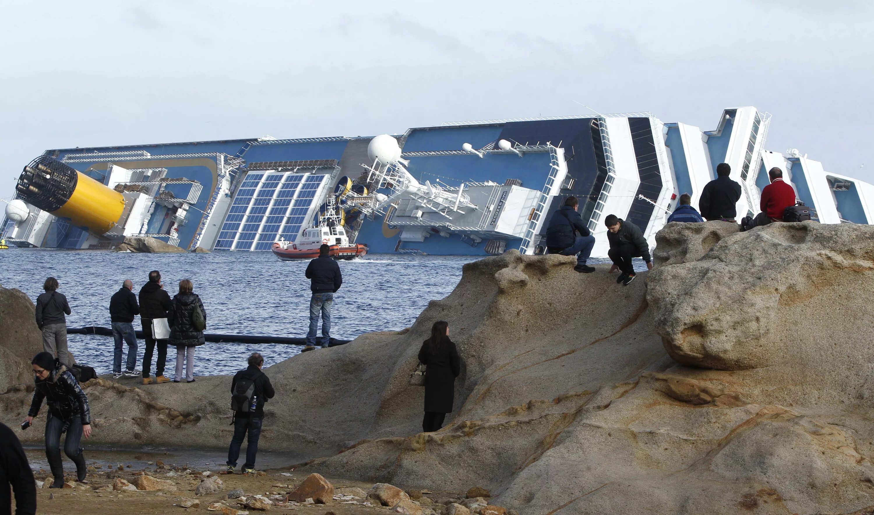 Costa concordia крушение. Коста Конкордия крушение. Лайнер Коста Конкордия крушение. Крушение Коста Конкордии 2012. Корабль Коста Конкордия.