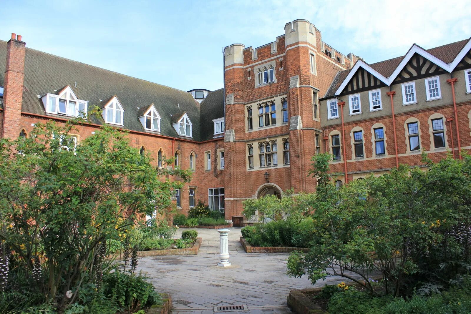 Москва английский колледж. Частная школа Winchester College в Британии. Radley College Оксфорд это. Оксфорд скул Великобритания. Частная школа Пансион для мальчиков в Великобритании.