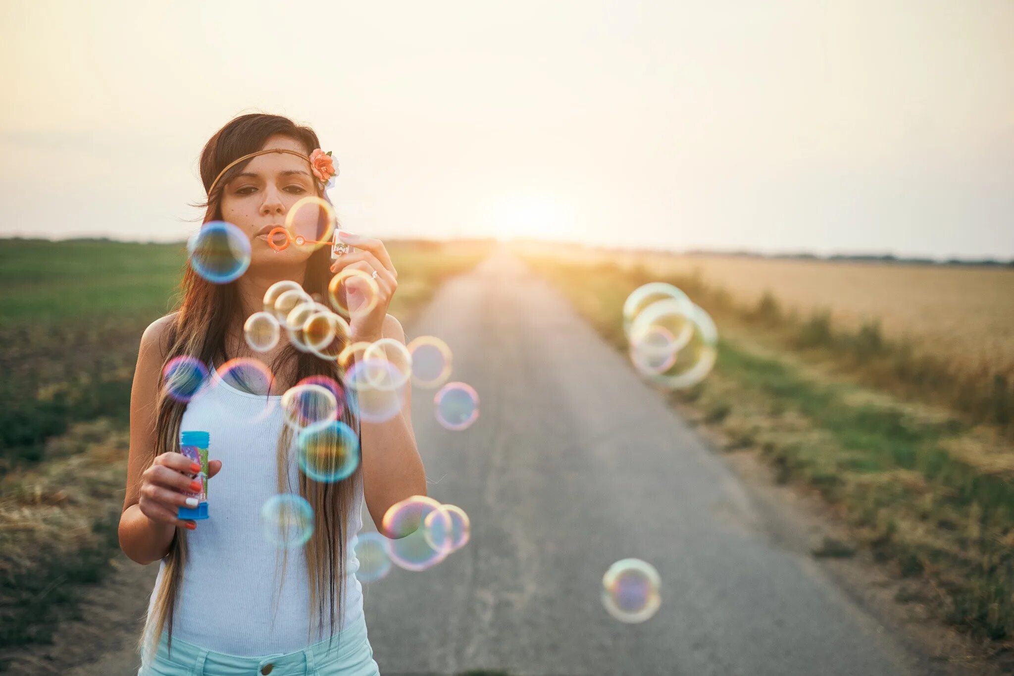 Brunette bubble. Девушка в пузыре. Бабл-фильтр для фото. Блондинка дует пузыри зимой фото волос.