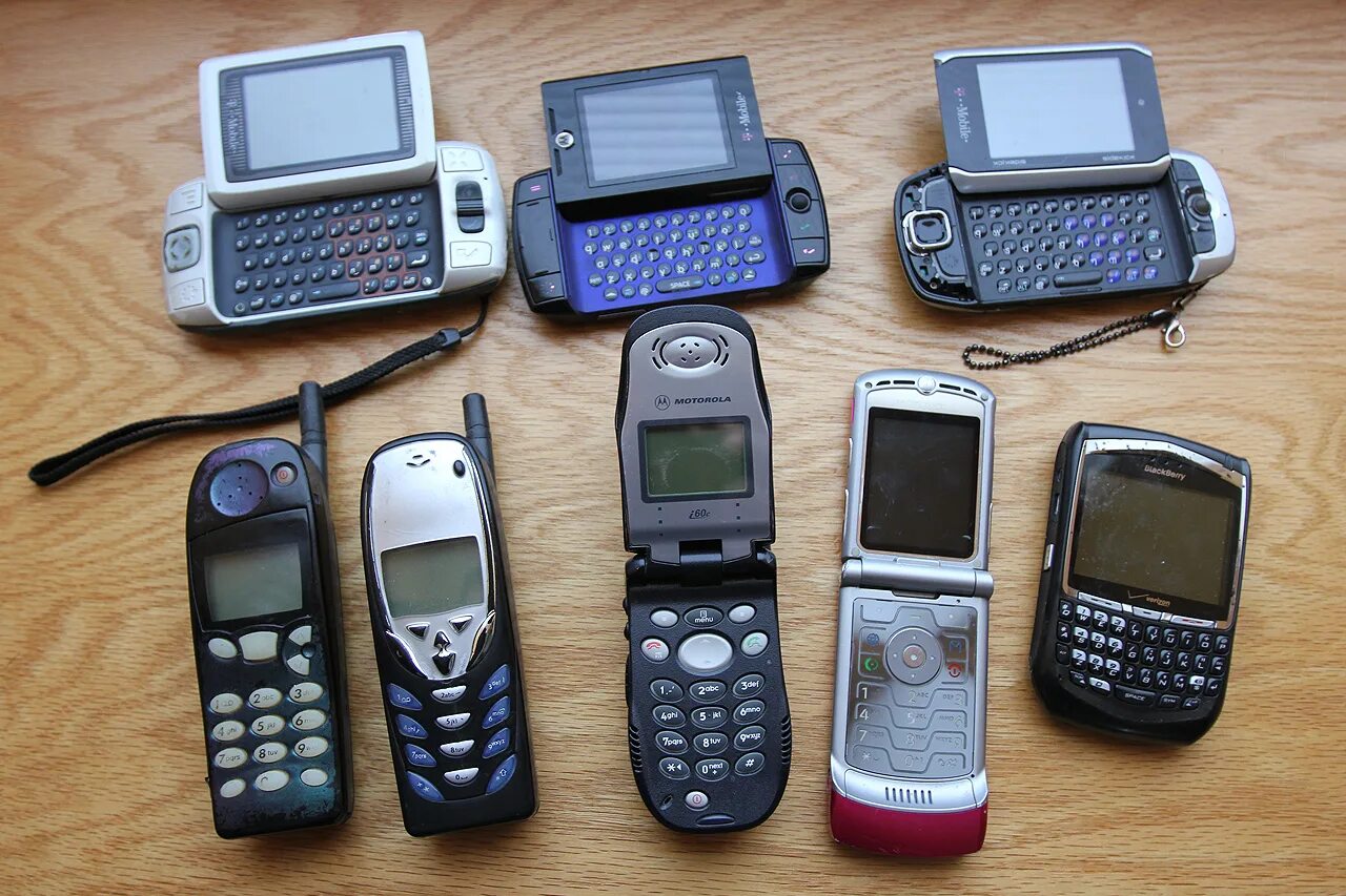 Старые новые мобильные телефон. Motorola 2000 годов. Моторола 90е. Сотовые телефоны Моторола 2000-х. Сименс 2000х.