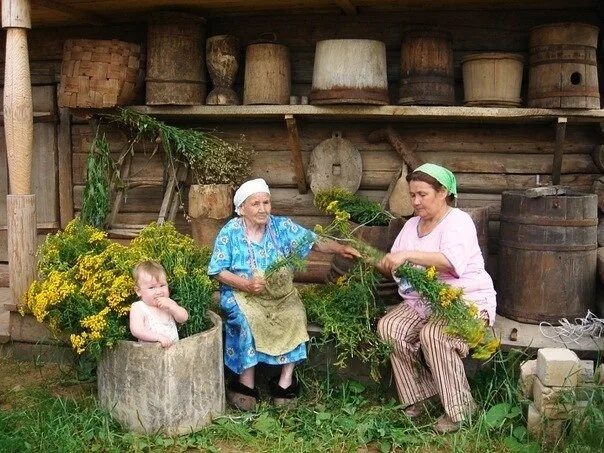 Мама бабушка баня рассказ. Бабушка в деревне. Деревенские люди. Бабушка в деревенском доме. Быт деревенских бабушек.