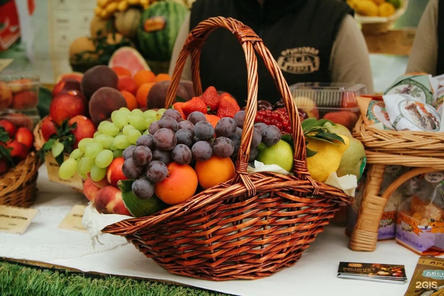фрукты на пляже. фрукты моря спб. набрать ракушек. фруктовая лавка магазин. море фрукты.