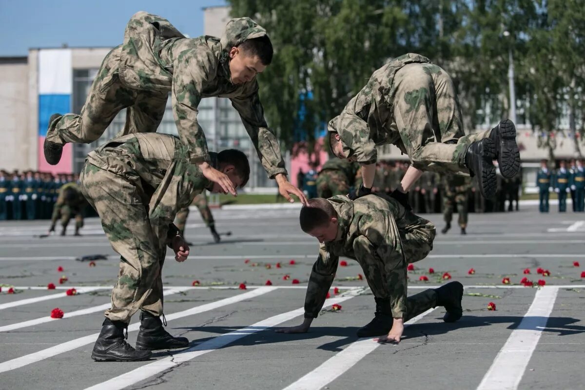 Новосибирск военные. Новосибирск армия. Показательные выступления НВИ ВВ МВД. Офицеры институт Новосибирск. НВИ прыжки.