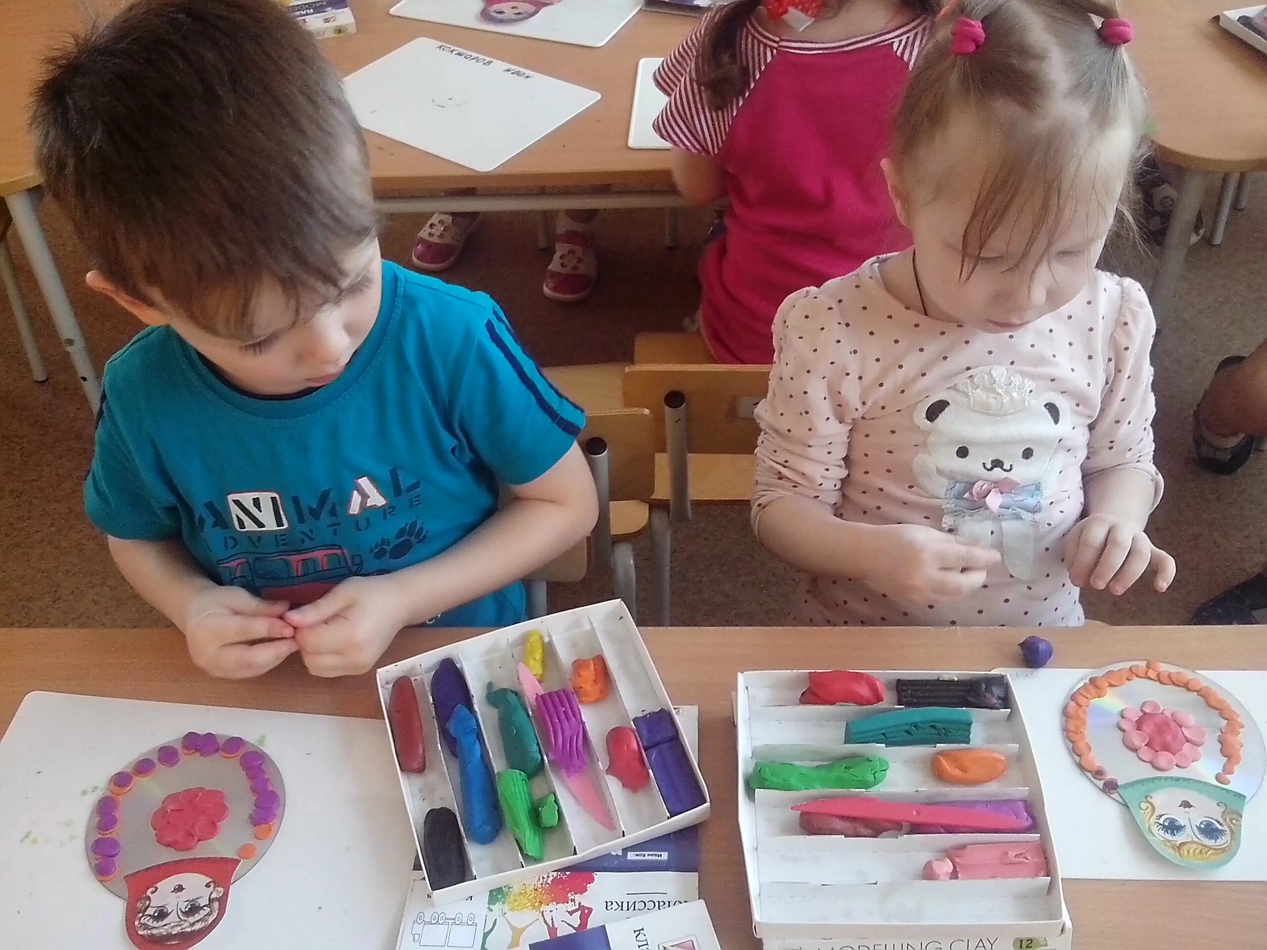 Виды продуктивной деятельности конструирование. Рисование в ДОУ. Рисование в средней группе. Изодеятельность в детском саду. Занятие в детском саду рисование.
