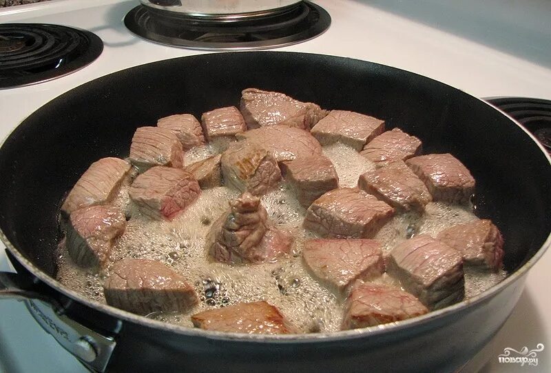 Жарка мяса когда добавлять. Припускание мяса. мякоть говядины на сковороде. кусок свинины на сковороде. говядина жареная кусочками.