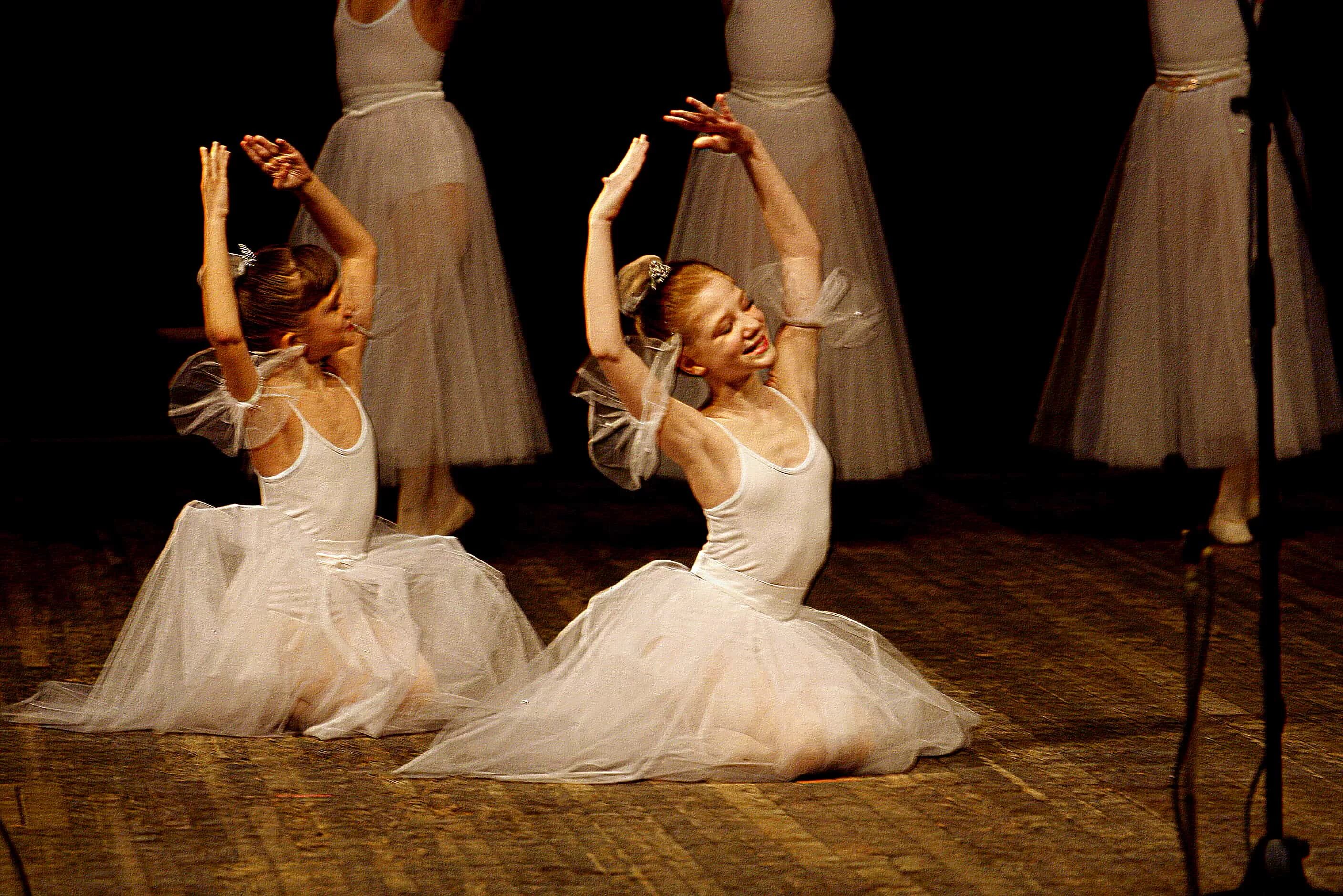 Жуковский концертмейстер крылова. Концертмейстер анастасия прокофьева шаховская. Концертмейстер хореографии. Балетный концертмейстер. Танцы с концертмейстером.