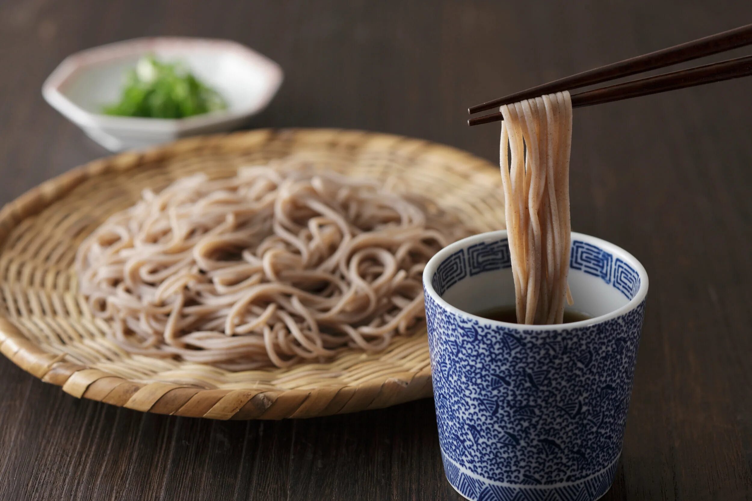 Японская лапша soba. Лапша соба нудл. Гречневая лапша соба. Японская гречневая лапша соба. Серая лапша