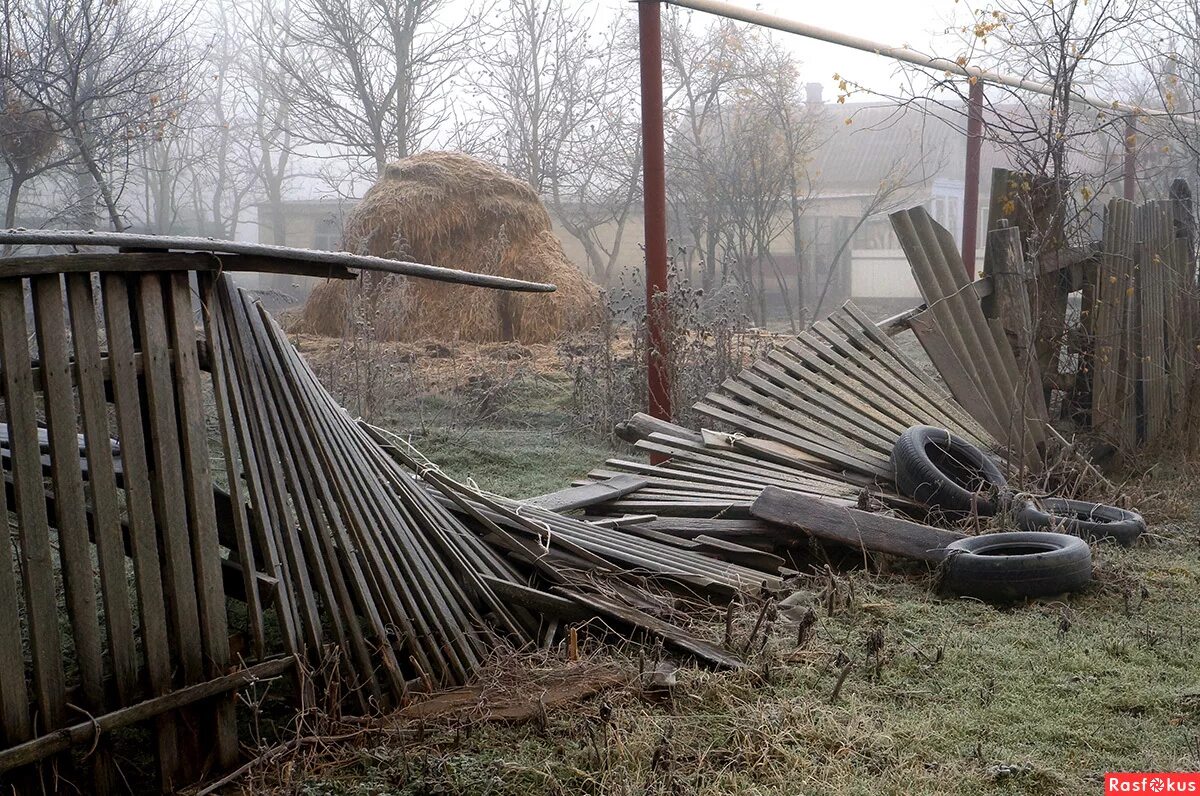 упавший забор. сломанный забор. упавший забор. краснознаменск забор. упавший забор.