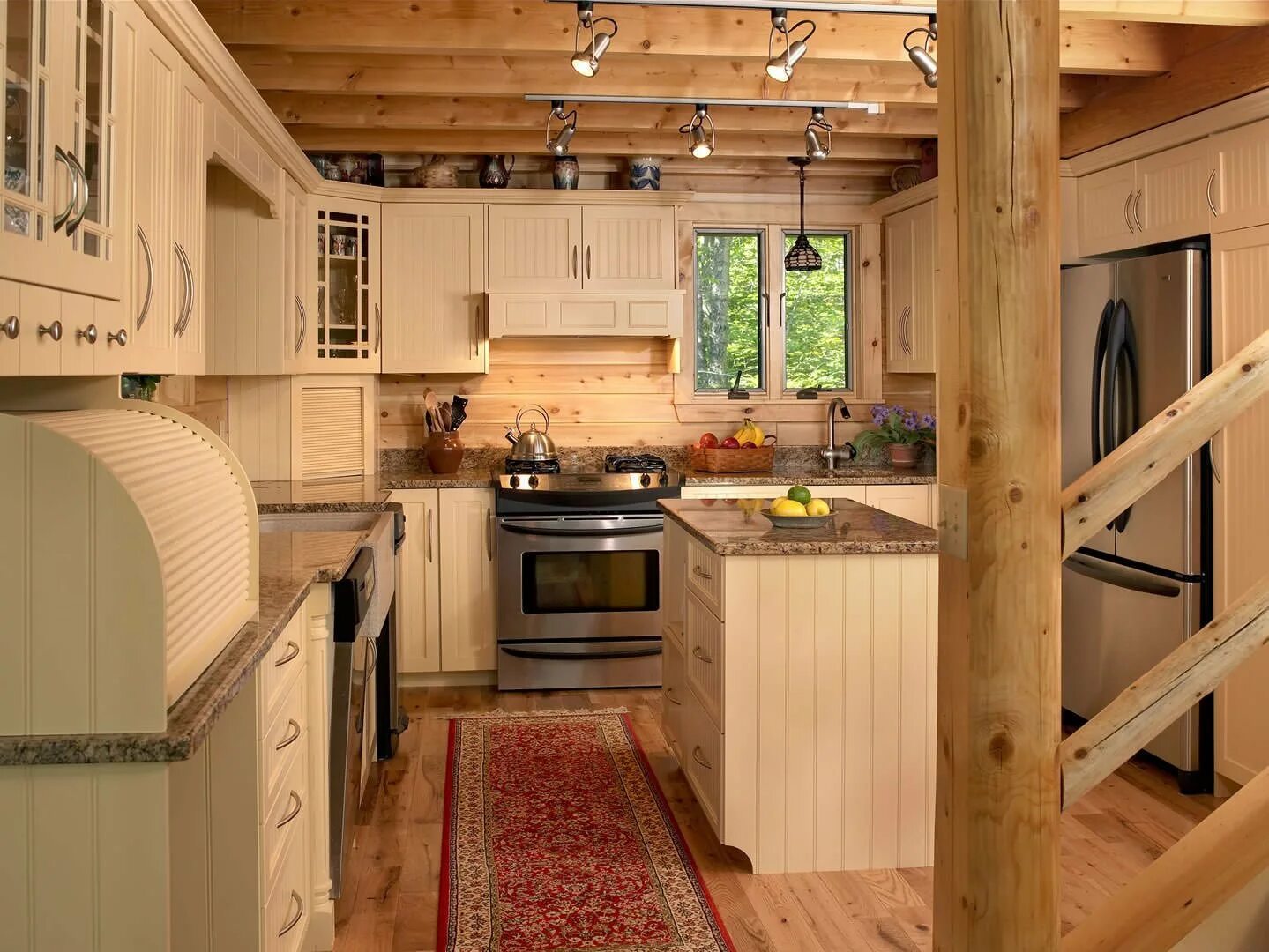 Сделать кухню дома своими руками. Кухня в деревянном доме. Кухня в маленьком деревянном доме. Кухня отделанная вагонкой. Деревянные кухни для дачи.