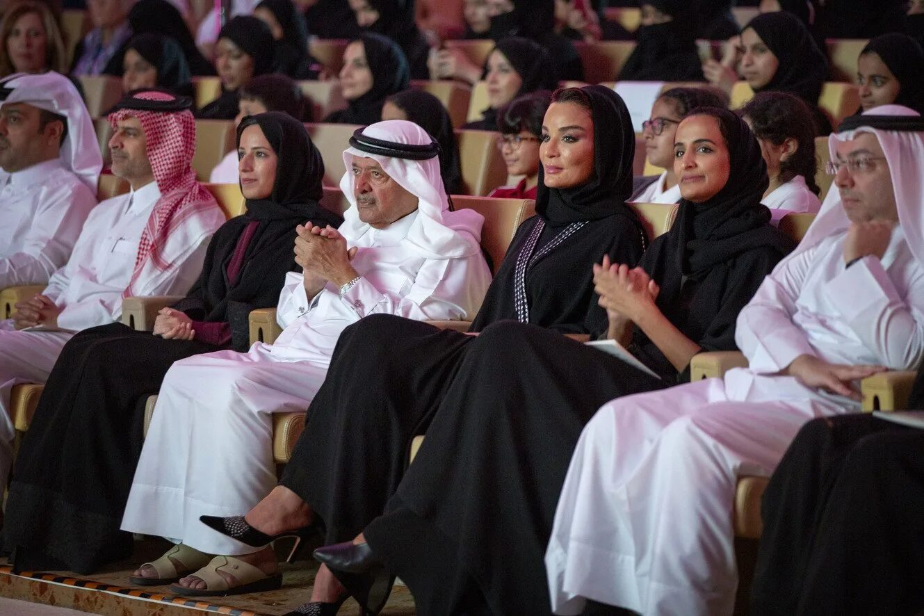 Катар дав. Доха Катар женщины. Катар арабы-катарцы. Шейха Моза. Население Катара 2022.