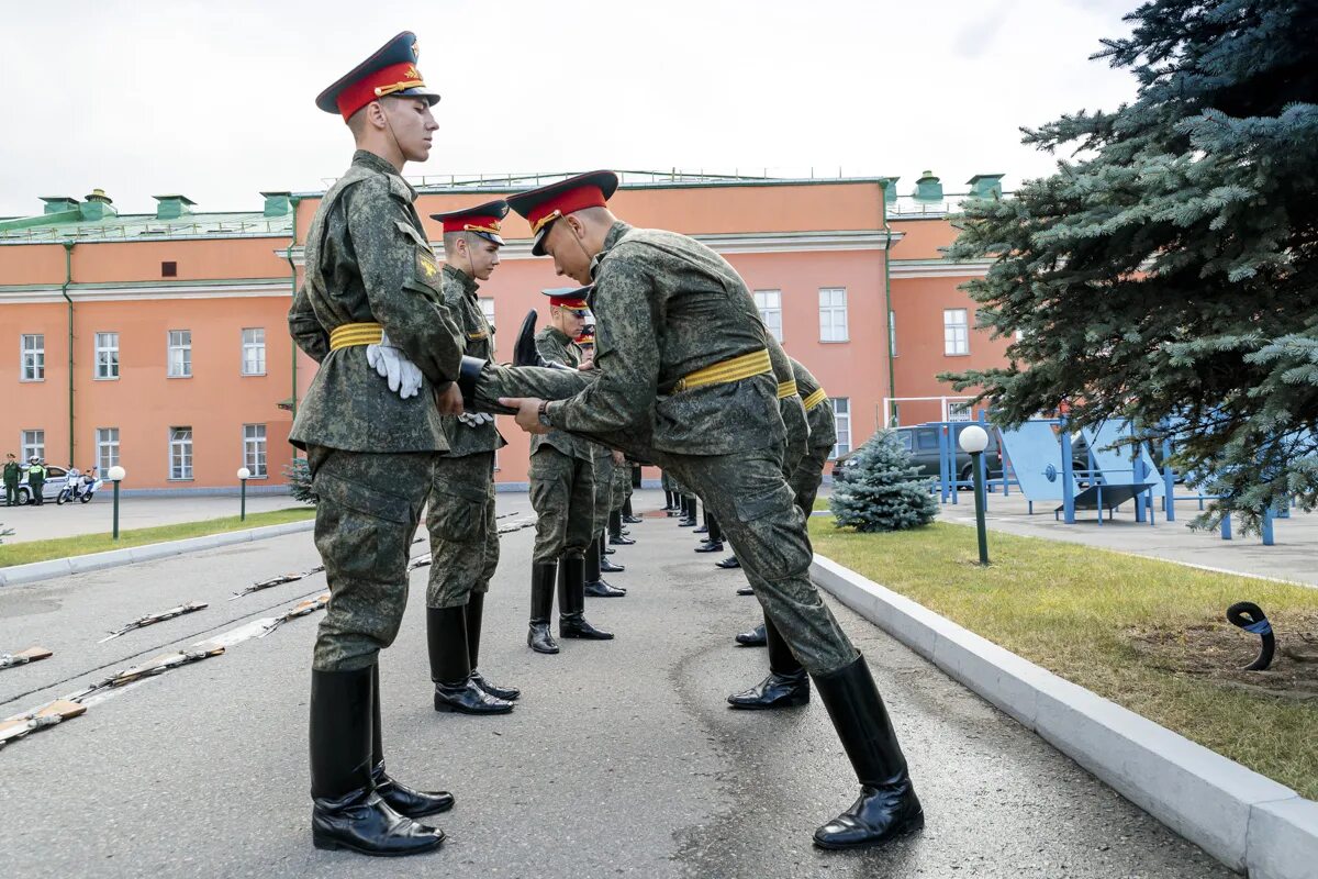 Приняли военно. Преображенский полк Военная полиция. 154 Отдельный Комендантский Преображенский полк рота военной полиции. Занятия по строевой подготовке. ЗВО войска.