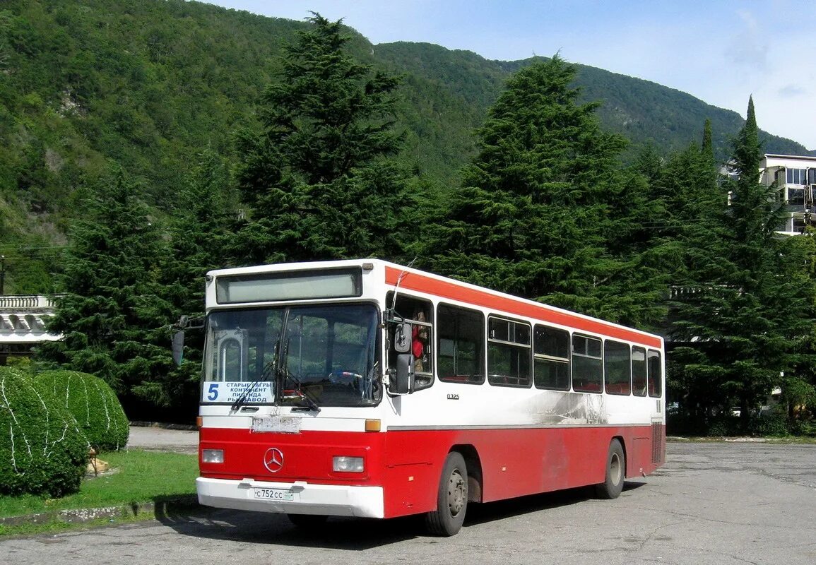 Автобусы в абхазии. Мерседес-бенц абхазия. автобус гагра. экскурсионные автобусы в абхазии.