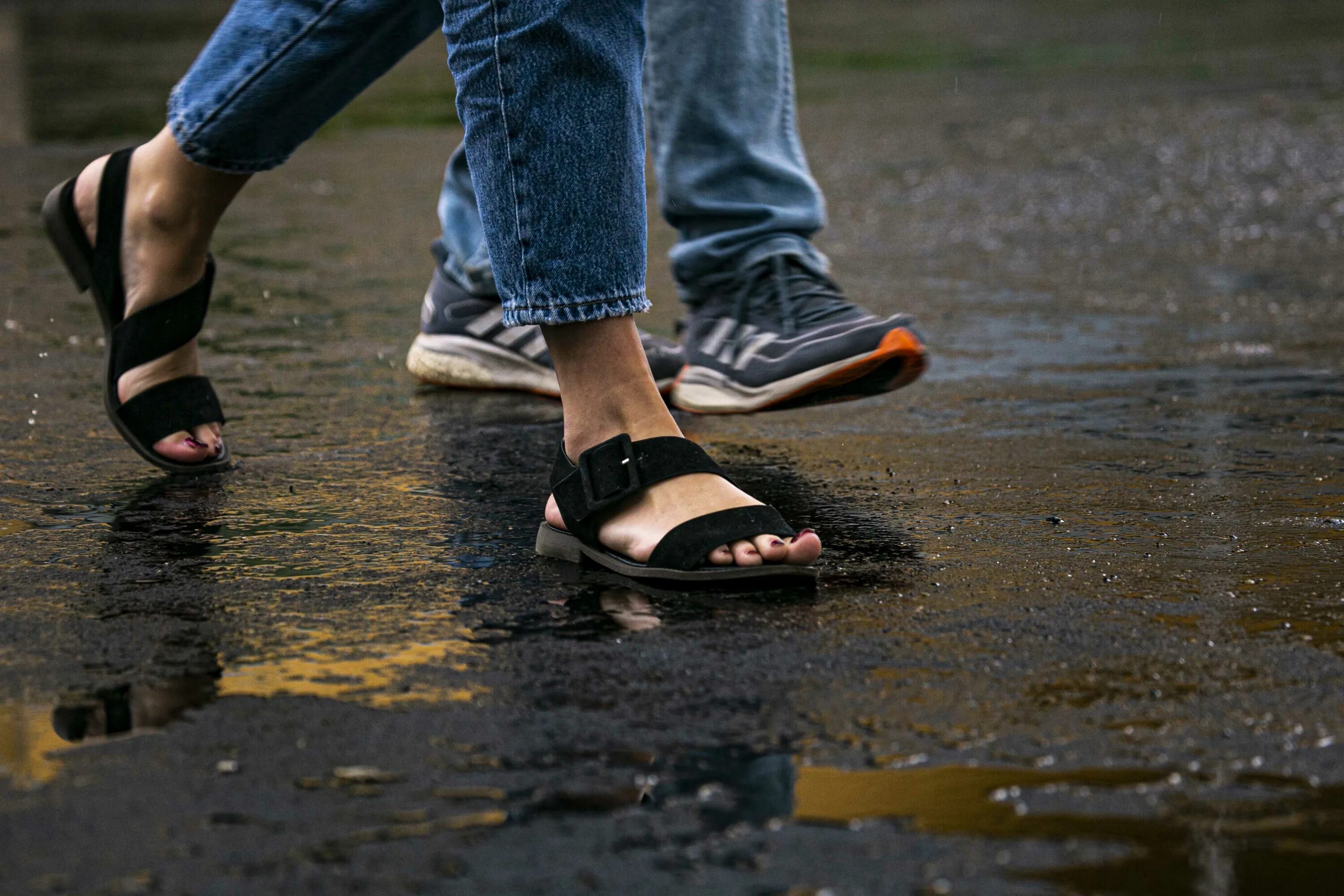 Алиса сегодня дождь есть. Ливень в Пскове. Дождь идёт на улице. Самое дождливое место. Дождливый август Эстетика.