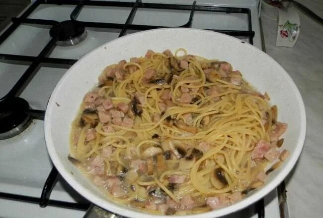 Спаржа макароны. Спагетти карбонара. Спагетти с ветчиной рецепты. Как вкусно приготовить макароны ветчиной. Паста карбонара с ветчиной.