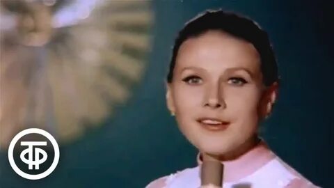 Слушать музыку стоят девчонки