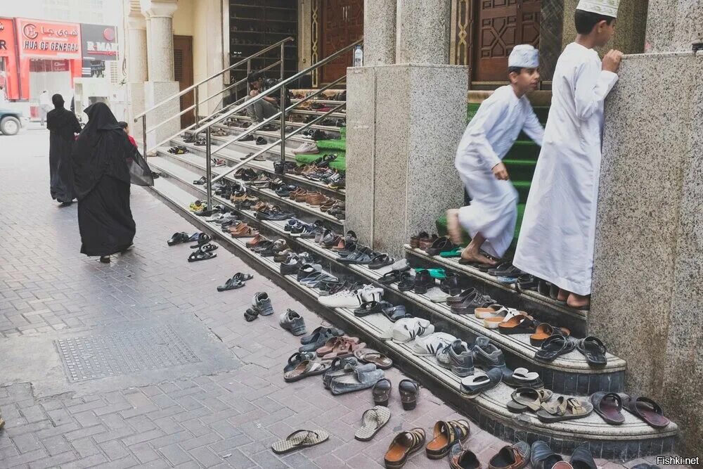 Как убрать мусульманский. Обувь перед мечетью. Обувь мусульман. Мусульманские туфли. Обувь перед.входом в мечеть.