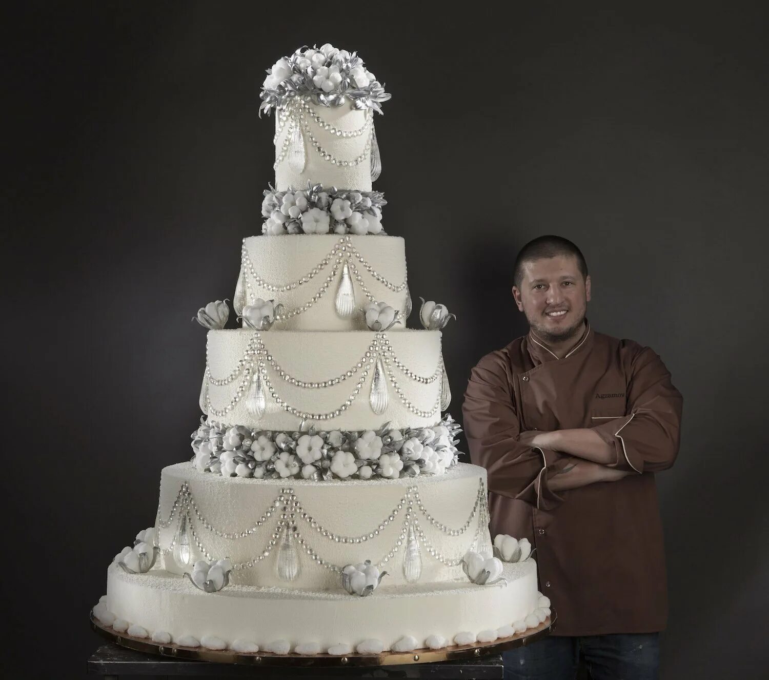 кондитер ренат агзамов. шедевры агзамова. ренат агзамов 2022. самый большой торт рената агзамова. торт дворец рената агзамова.