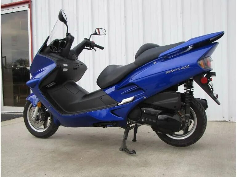 Макси скутер 250. Априлия скутер 150 кубов. Хонда рефлекс 250 черный. Aprilia sportcity 200. Скутер лед 2.