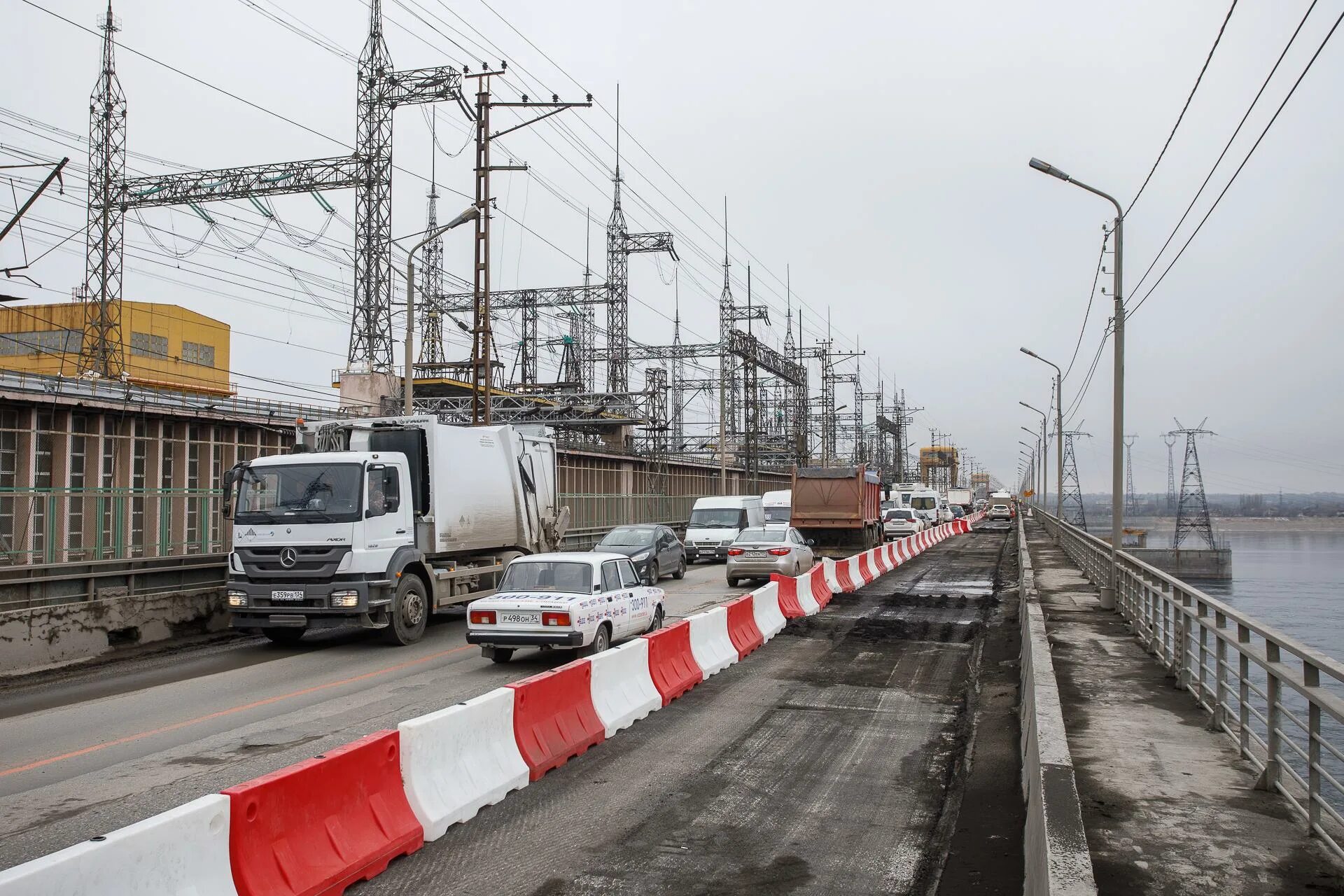 Проезд через волжскую гэс. Плотина гэс волгоград волгоград. мост гэс волгоград. плотина гэс тольятти дорога. волжская гэс.