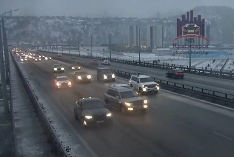 В красноярске на николаевском мосту. Николаевский мост Красноярск. ЧП Красноярск Николаевский мост. Камера Николаевский мост Красноярск. Николаевский мост заезд Красноярск.